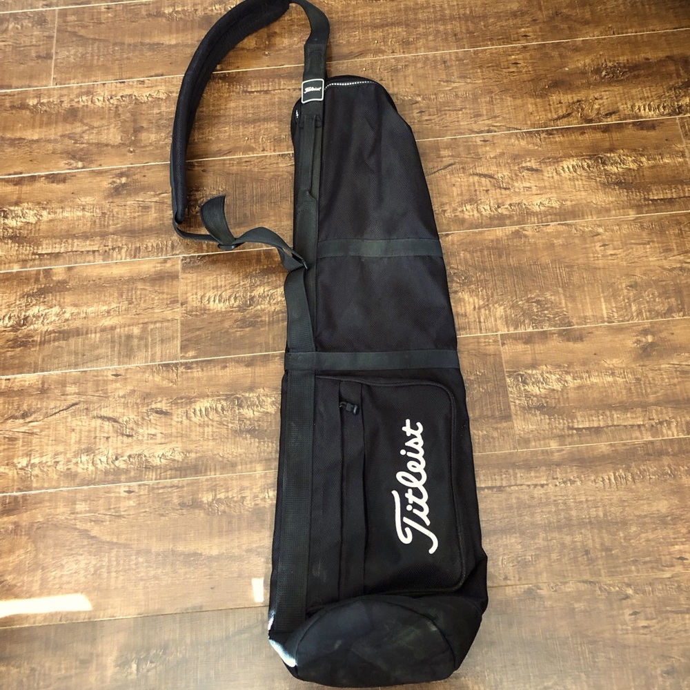Titleist golf carry bag. Lightweight, shoulder strap
